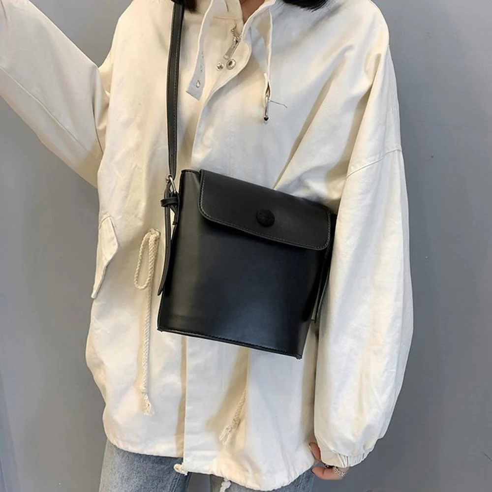 Women's Leather Bucket Bag - Image 9